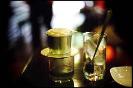 Minum kopi di warung pinggiran jalan, satu ciri  budaya tua dari kota Hanoi